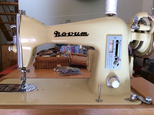 Novum Straight Stitch Sewing Machine